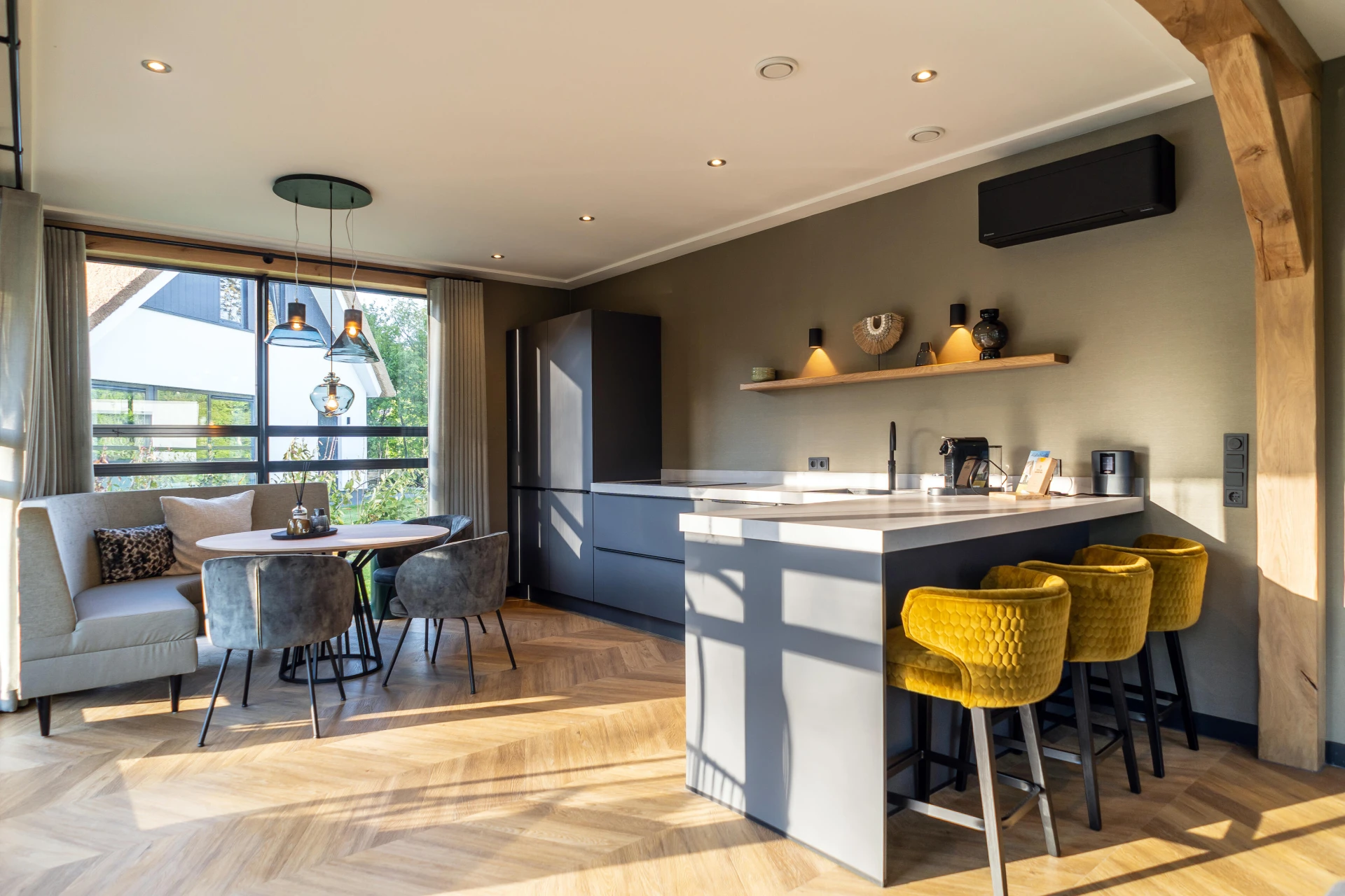 Lichte Hongaarse Punt in een moderne woonkeuken