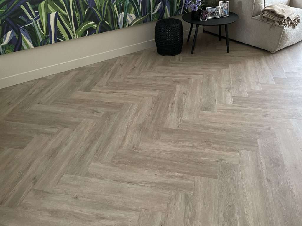 PVC Visgraat gelegd in woning