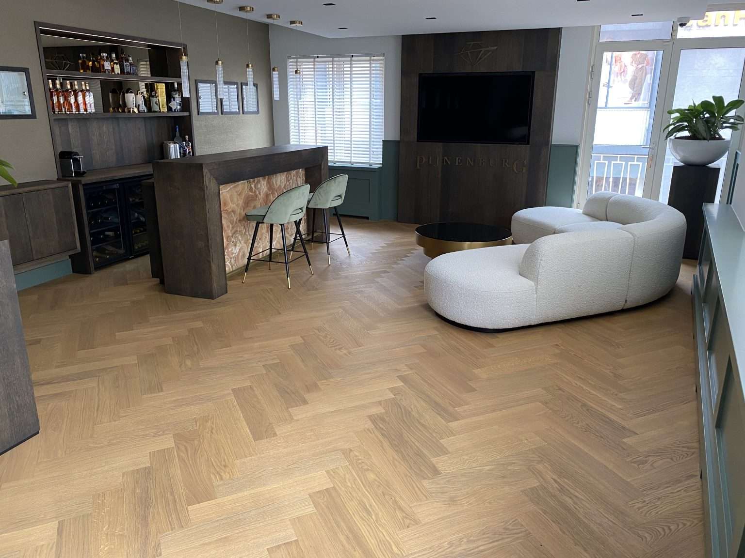 Lichte PVC vloer in de woonkamer gelegd