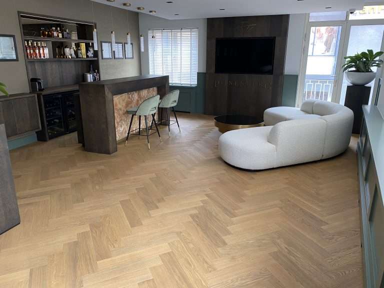Lichte PVC vloer in de woonkamer gelegd